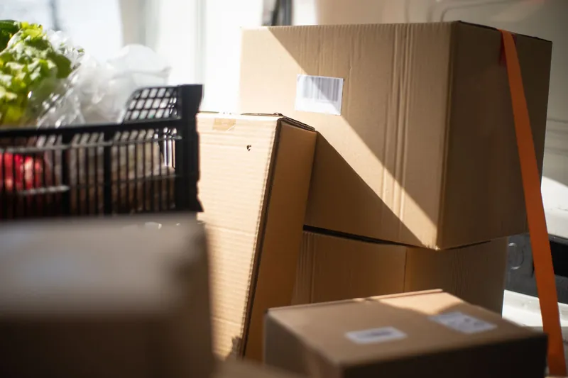 Cajas de cartón apiladas, listas para enviar