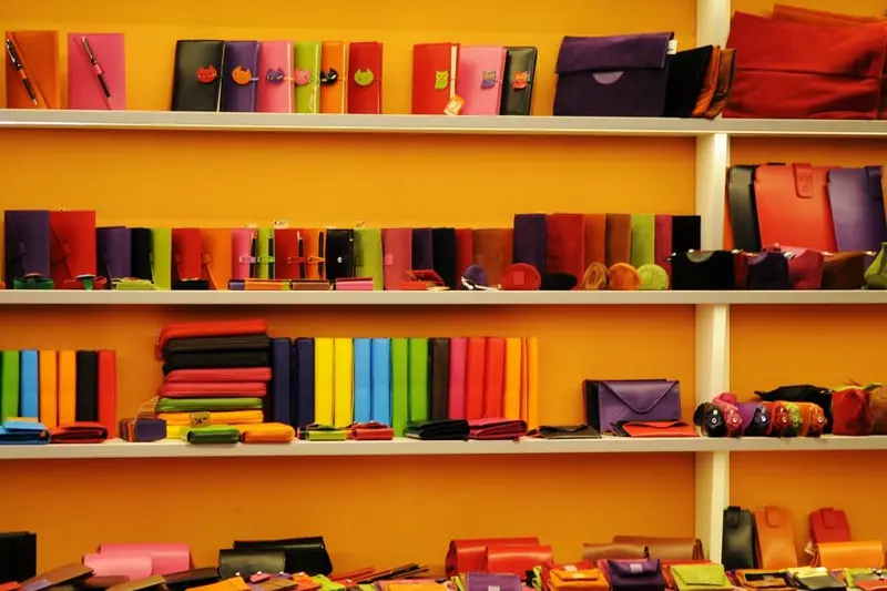 Estantería con productos parecidos ordenados por color