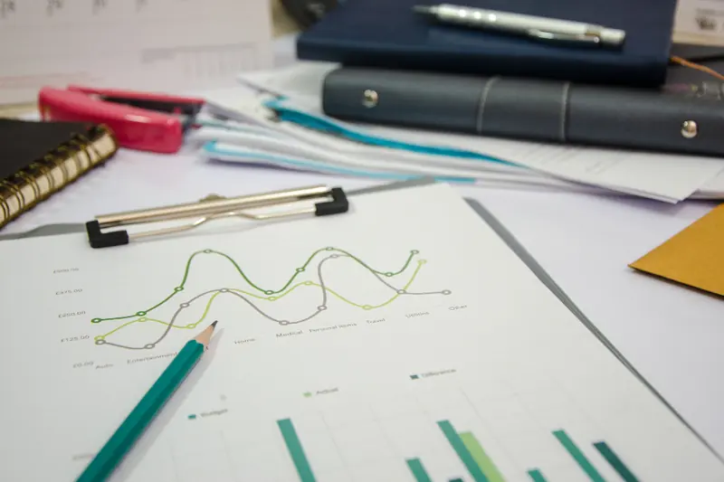 Gráficos de datos impresos sobre un escritorio