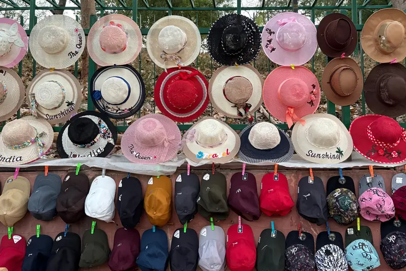 Puesto callejero con decenas de sombreros y gorras iguales en venta