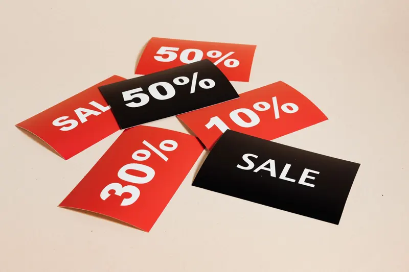 Carteles de oferta con descuentos del 10%, 30% y 50%