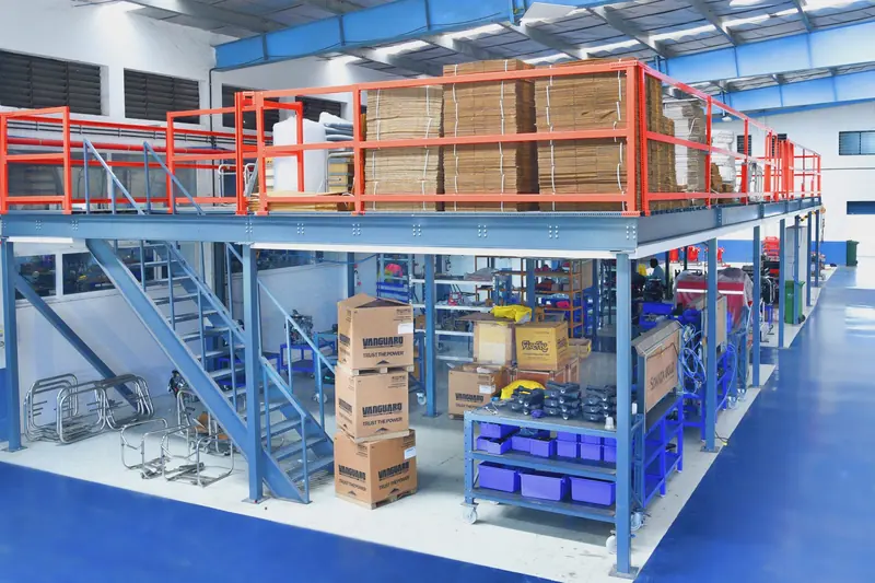 Bodega con estanterías industriales y cajas apiladas