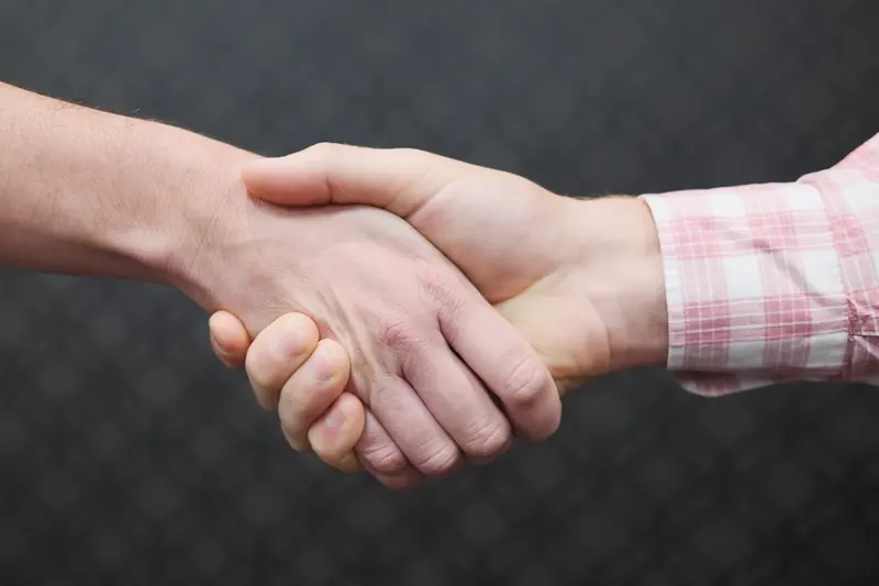 Apretón de manos entre dos personas